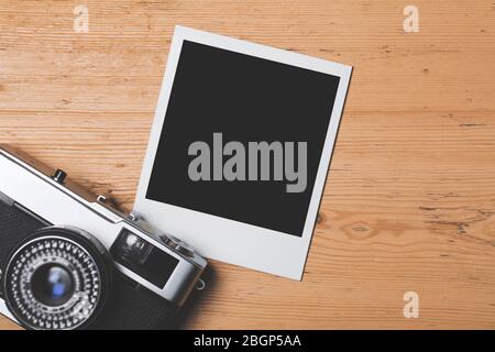 Vintage Retro-Kamera mit einem leeren sofort Foto-Rahmen Stockfoto