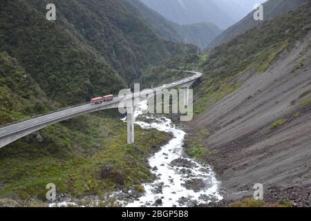 Majestätische Brücke über den Fluss am Arthur´s Pass New Zealand Stockfoto