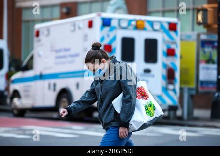 New York, USA. April 2020. Vor dem Lenox Hill Krankenhaus in New York werden während der Coronavirus COVID-19 Pandemie in New York in den Vereinigten Staaten Ärzte gesehen. Quelle: Brasilien Foto Presse/Alamy Live News Stockfoto