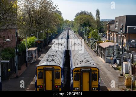 Glasgow, Schottland, Großbritannien. April 2020. Wetter in Großbritannien. Die Personenzüge fahren auf beiden Bahnsteigen des Bahnhofs Crossmyloof an. Kredit: Skully/Alamy Live News Stockfoto