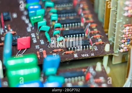 Alte elektronische Leiterplatten mit Funkteilen und Chips, Nahaufnahme, Makrofoto Stockfoto