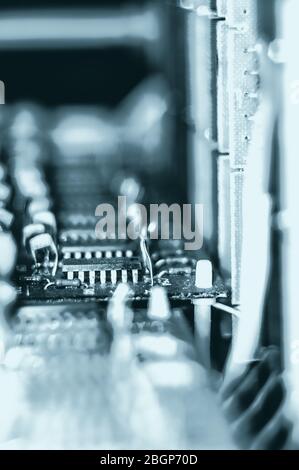 Alte elektronische Leiterplatten mit Funkteilen und Chips, Nahaufnahme, Makrofoto Stockfoto