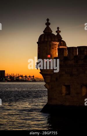 Detail der Architektur des Belem Turms am Fluss Tejo in Lissabon bei Sonnenuntergang Stockfoto