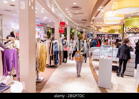 Die Japanerin wählt Kleidung im Tokyu Kaufhaus in Shibuya. Tokio, Japan Februar 8,2020 Stockfoto