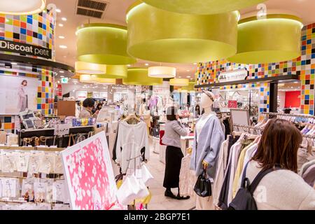 Die Japanerin wählt Kleidung im Tokyu Kaufhaus in Shibuya. Tokio, Japan Februar 8,2020 Stockfoto