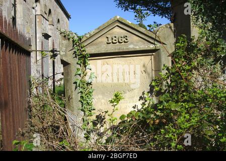 Überwachsener Grabstein, der an Elizabeth Kay auf dem Friedhof der Roxburgh Parish Church, Scottish Borders, Großbritannien erinnert Stockfoto