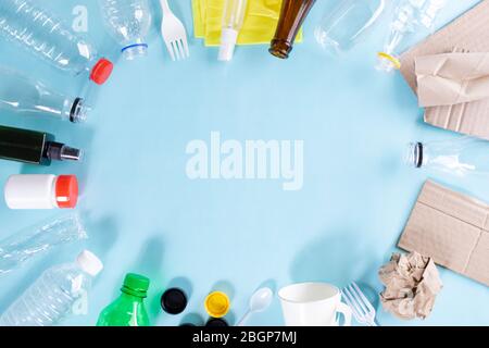 Draufsicht auf Flaschen, Abfallrecycling und Müllentsorgung auf blauem Himmel Hintergrund. Weltumwelttag. Stockfoto