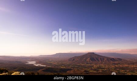 Sonnenuntergang in der atemberaubenden Landschaft der beliebten Touristenattraktion im Winter. Phu Pa Po (Mount Fuji von Thailand). Stockfoto