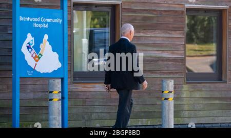 Brentwood Essex, Großbritannien. April 2020. Bestatter kommen an der temporären covid-19 Leichenhalle ein Brentwood Gemeinschaft Hosptial Kredit: Ian Davidson/Alamy Live News Stockfoto