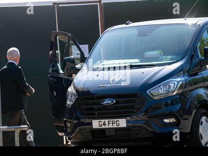 Brentwood Essex, Großbritannien. April 2020. Bestatter kommen an der temporären covid-19 Leichenhalle ein Brentwood Gemeinschaft Hosptial Kredit: Ian Davidson/Alamy Live News Stockfoto