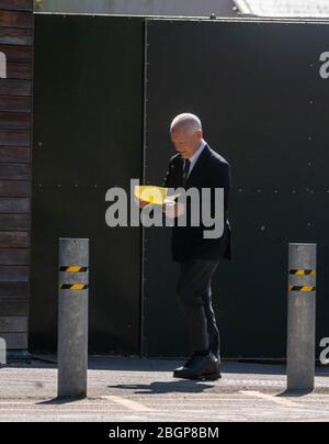 Brentwood Essex, Großbritannien. April 2020. Bestatter kommen an der temporären covid-19 Leichenhalle ein Brentwood Gemeinschaft Hosptial Kredit: Ian Davidson/Alamy Live News Stockfoto