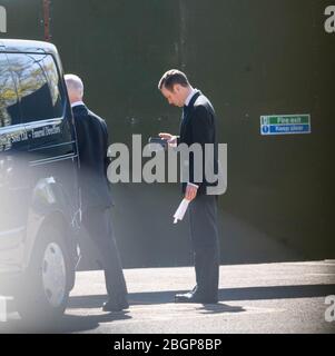 Brentwood Essex, Großbritannien. April 2020. Bestatter kommen an der temporären covid-19 Leichenhalle ein Brentwood Gemeinschaft Hosptial Kredit: Ian Davidson/Alamy Live News Stockfoto