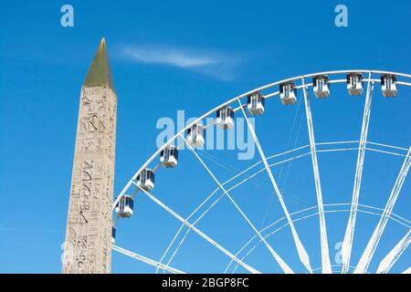 Der ägyptische Luxor Obelisk und Ferris raden am blauen Himmel auf dem Place de la Concorde in Paris, Frankreich. Stockfoto