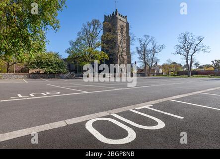 Völlig leerer Parkplatz an der Pfarrkirche von Aldeburgh, St. Peter und St. Pauls, zeigt die "OUT"-Könige, während der Coronavirus-Pandemie Stockfoto