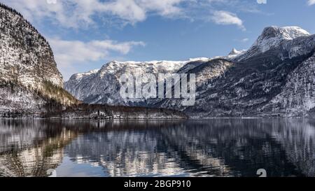 Pano Blick auf verschneite Berge Pinien rund um das österreichische Schloss Grub in Obertraun am Hallstätter See im Winter Stockfoto