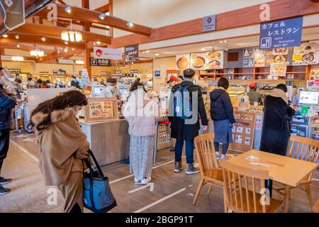 Das Innere des Lake Kawaguchiko Sightseeing Busbahnhof mit vielen Arten von Geschäften und Restaurants. Kawaguchiko Stadt, Japan Februar 9,2020 Stockfoto