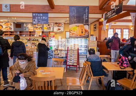 Das Innere des Lake Kawaguchiko Sightseeing Busbahnhof mit vielen Arten von Geschäften und Restaurants. Kawaguchiko Stadt, Japan Februar 9,2020 Stockfoto