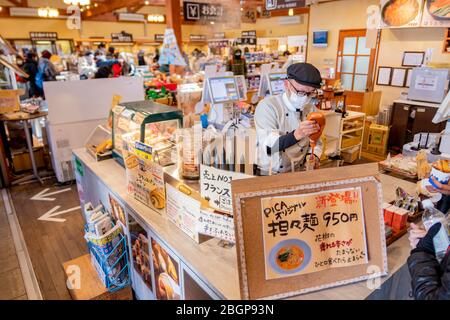 Das Innere des Lake Kawaguchiko Sightseeing Busbahnhof mit vielen Arten von Geschäften und Restaurants. Kawaguchiko Stadt, Japan Februar 9,2020 Stockfoto
