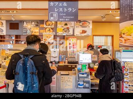 Das Innere des Lake Kawaguchiko Sightseeing Busbahnhof mit vielen Arten von Geschäften und Restaurants. Kawaguchiko Stadt, Japan Februar 9,2020 Stockfoto