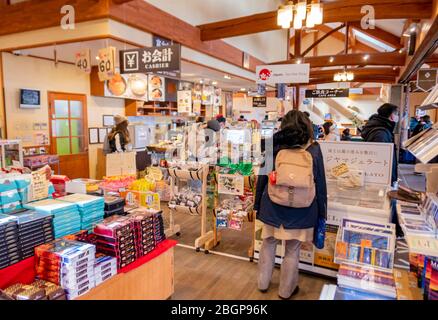Der Schokoladenladen im Inneren des Lake Kawaguchiko Sightseeing Busbahnhof mit vielen Arten von Geschäften und Restaurants. Kawaguchiko Stadt, Japan Februar 9,2020 Stockfoto