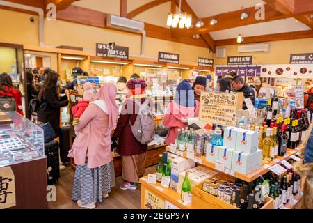 Der Spirituosenladen im See Kawaguchiko Sightseeing Busbahnhof mit vielen Arten von Geschäften und Restaurants. Kawaguchiko Stadt, Japan Februar 9,2020 Stockfoto