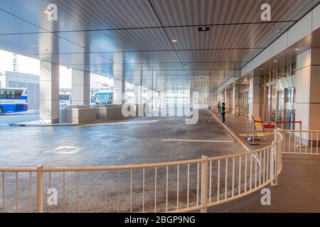 Shinjuku Schnellstraße Bus Terminal Gate in der morningn Zeit von Samstag mit wenigen Passagieren um. Tokio, Japan Februar 9,2020 Stockfoto