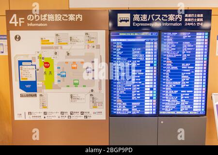 Shinjuku Schnellbus Terminal Monitor zeigen, welcher Bus an- und abfährt. Tokio, Japan Februar 9,2020 Stockfoto