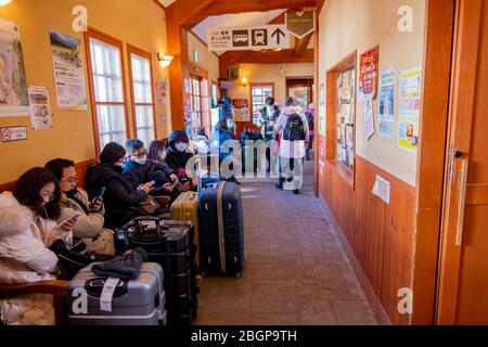 Die Besucher sitzen im Inneren des Lake Kawaguchiko Sightseeing Busbahnhof mit vielen Arten von Geschäften und Restaurants. Kawaguchiko Stadt, Japan Februar 9,2020 Stockfoto