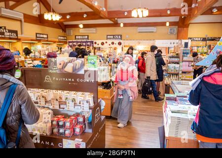Das Innere des Lake Kawaguchiko Sightseeing Busbahnhof mit vielen Arten von Geschäften und Restaurants. Kawaguchiko Stadt, Japan Februar 9,2020 Stockfoto