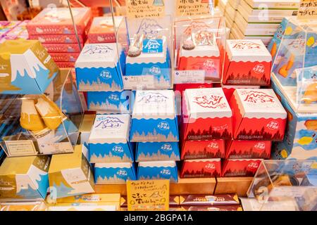 Der Schokoladenladen im Inneren des Lake Kawaguchiko Sightseeing Busbahnhof mit vielen Arten von Geschäften und Restaurants. Kawaguchiko Stadt, Japan Februar 9,2020 Stockfoto