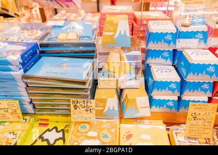 Der Schokoladenladen im Inneren des Lake Kawaguchiko Sightseeing Busbahnhof mit vielen Arten von Geschäften und Restaurants. Kawaguchiko Stadt, Japan Februar 9,2020 Stockfoto