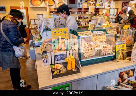 Das Innere des Lake Kawaguchiko Sightseeing Busbahnhof mit vielen Arten von Geschäften und Restaurants. Kawaguchiko Stadt, Japan Februar 9,2020 Stockfoto