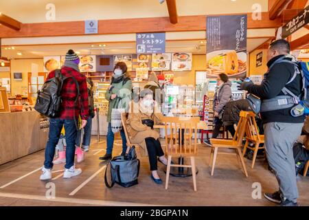 Das Innere des Lake Kawaguchiko Sightseeing Busbahnhof mit vielen Arten von Geschäften und Restaurants. Kawaguchiko Stadt, Japan Februar 9,2020 Stockfoto