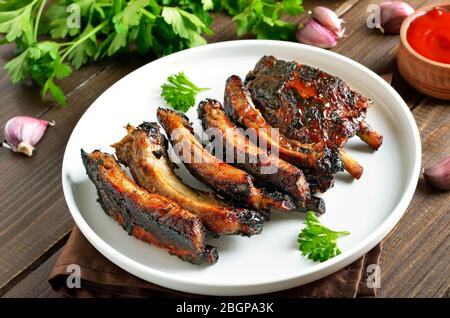 Gegrillte Schweinerippchen auf weißem Teller. Leckeres grillfleisch Stockfoto