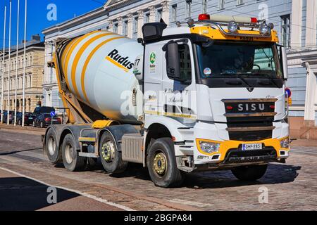 Sisu Polar Betonmischer von Kuljetusliike Pekka Mäkinen Oy im Stadtverkehr an einem sonnigen Tag im Zentrum von Helsinki, Finnland. 22. April 2020. Stockfoto