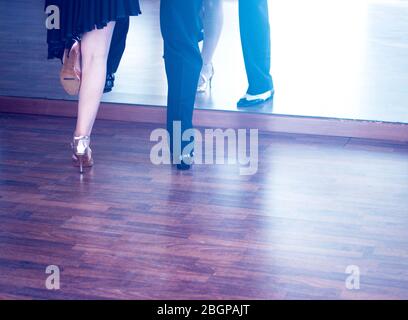 Ballroom Dance paar Tänzer und Lehrer im Studio Schule tanzen in der Probe. Stockfoto