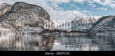 Pano Blick auf verschneite Berge Pinien rund um das österreichische Schloss Grub in Obertraun am Hallstätter See im Winter Stockfoto