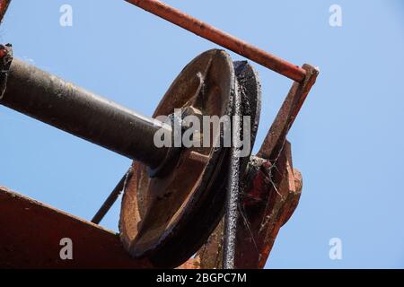 Drahtseil Schlinge oder Kabel Schlinge auf dem Kran Haspel drum oder Winde Rolle der Kran das Anheben der Maschine in der Schwerindustrie Stockfoto