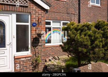 Merseyside, Liverpool, Woolton 22. April 2020 Covid-19 Coronavirus Danke NHS und Key Workers Plakate, Gemälde und Zeichnungen an Fenstern von Häusern in der vierten Woche der Sperrung. Kredit: Rena Pearl / Alamy Live News Stockfoto