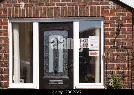 Merseyside, Liverpool, Woolton 22. April 2020 Covid-19 Coronavirus Danke NHS und Key Workers Plakate, Gemälde und Zeichnungen an Fenstern von Häusern in der vierten Woche der Sperrung. Kredit: Rena Pearl / Alamy Live News Stockfoto