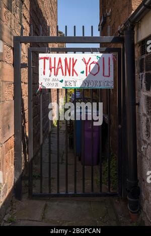 Merseyside, Liverpool, Woolton 22. April 2020 Covid-19 Coronavirus Danke NHS und Key Workers Plakate, Gemälde und Zeichnungen an Fenstern von Häusern in der vierten Woche der Sperrung. Kredit: Rena Pearl / Alamy Live News Stockfoto