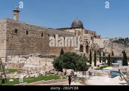 Israel, Jerusalem, Jerusalem Archeological Park, die südwestliche Ecke der Mauer um den Tempelberg oder al-Haram ash-Safir überblickt den Jerusalem Archeological Park und das Gelände des Davidson Center. Die Altstadt von Jerusalem und ihre Mauern ist ein UNESCO-Weltkulturerbe. Die al-Aqsa Moschee und das al-Fakhariyya Minarett sowie die Westmauer befinden sich auf der Tempelberg-Plattform. Stockfoto