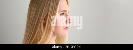 Attraktive Frau in weißem Pullover Stockfoto