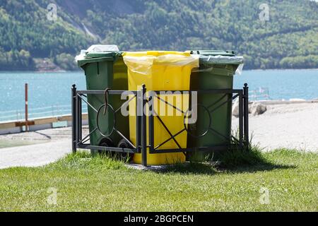 Verschiedene farbige Behälter für die Sammlung von Recycling-Materialien Stockfoto