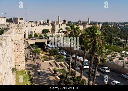 Israel, Jerusalem, Armenisches Viertel, die Stadtmauer von Jerusalem in der Nähe des Jaffa-Tores mit dem Minarett des Davidturms oder der Zitadelle in der Mitte. Rechts ist die Kirche und der Glockenturm der Dormition Abtei auf dem Berg Zion, außerhalb der Mauern. Die Altstadt von Jerusalem und ihre Mauern ist ein UNESCO-Weltkulturerbe. Stockfoto