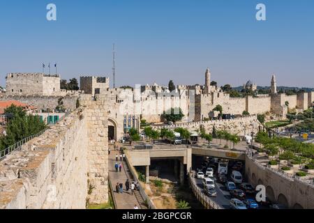 Israel, Jerusalem, Armenisches Viertel, die Stadtmauer von Jerusalem in der Nähe des Jaffa-Tores mit dem Turm von Phasael links und dem Minarett des Turms von David oder der Zitadelle in der Mitte. Rechts ist die Kirche und der Glockenturm der Dormition Abtei auf dem Berg Zion, außerhalb der Mauern. Die Altstadt von Jerusalem und ihre Mauern ist ein UNESCO-Weltkulturerbe. Stockfoto