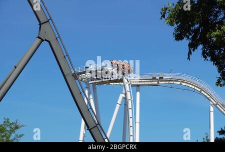 Achterbahnstrecke nach unten kurvend. Blauer Himmel Hintergrund Stockfoto