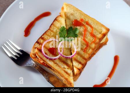 Ein Sandwich in einer weißen Keramikplatte Stockfoto