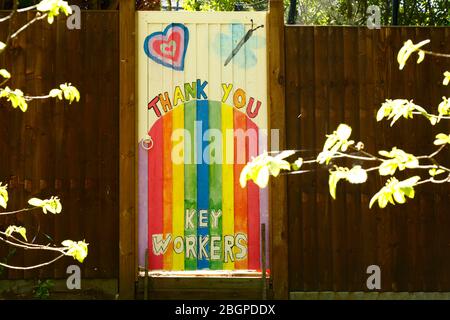 22. April 2020, Southborough, Kent, UK: Holztor in Regenbogenfarben mit Dankesbotschaft für Schlüsselarbeiter während der von der Regierung auferlegten Quarantäne / Sperrung, um die Ausbreitung des Coronavirus zu reduzieren. Kinder im ganzen Land haben Zeichnungen von Regenbögen in Fenster gesetzt, um Hoffnung zu verbreiten und Menschen zu ermutigen, während der Pandemie fröhlich zu bleiben. Stockfoto