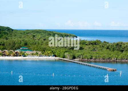 Die Luftaufnahme des Mahogany Bay Strandes auf der Insel Roatan (Honduras). Stockfoto